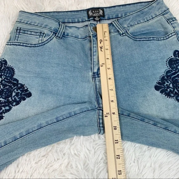 A.Z.I mid rise back floral embroidered blue jeans light wash - Picture 6 of 11